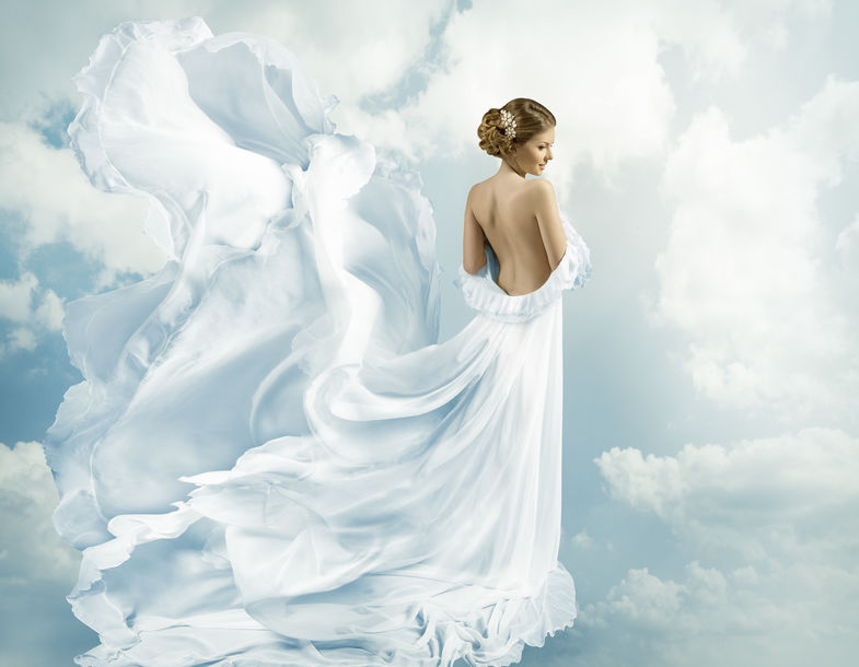 雲が浮かぶ空を背景とした女性の姿