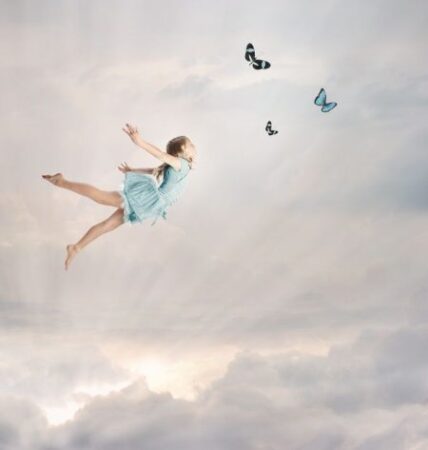 雲の中を飛ぶ少女