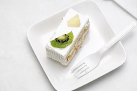 白い皿にケーキ