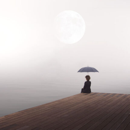 幻想的な場所に座る女性